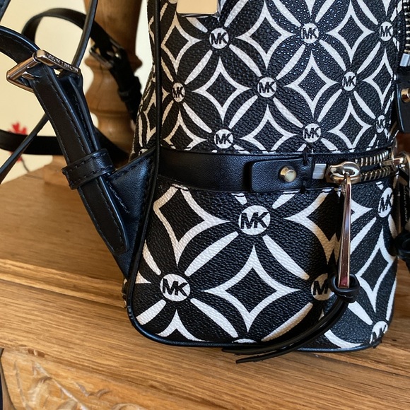 Michael Kors adjustable medium size backpack - Picture 9 of 15